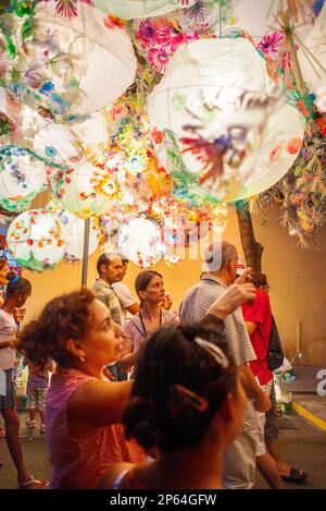 Joan Blanques Straße geschmückt, während Gracia Festival.Barcelona, Katalonien, Spanien Stockfoto