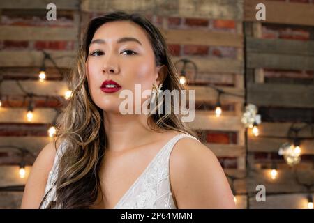 Model posiert in Hochzeitsszene Stockfoto