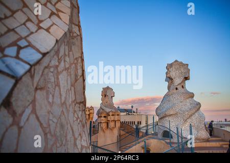 Auf dem Dach Schornsteine in La Pedrera und Casa Mila, Barcelona, Katalonien, Spanien Stockfoto