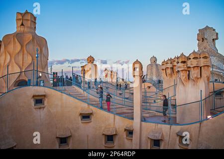 Auf dem Dach Schornsteine in La Pedrera und Casa Mila, Barcelona, Katalonien, Spanien Stockfoto