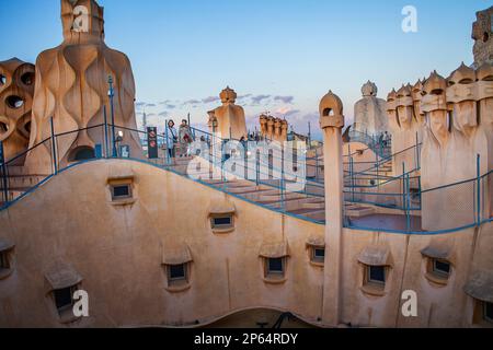 Auf dem Dach Schornsteine in La Pedrera und Casa Mila, Barcelona, Katalonien, Spanien Stockfoto