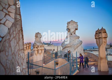 Touristen, auf der Dachterrasse Schornsteine in La Pedrera und Casa Mila, Barcelona, Katalonien, Spanien Stockfoto