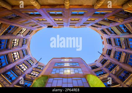 Blick auf Innenhof, La Pedrera und Casa Mila, Barcelona, Katalonien, Spanien Stockfoto