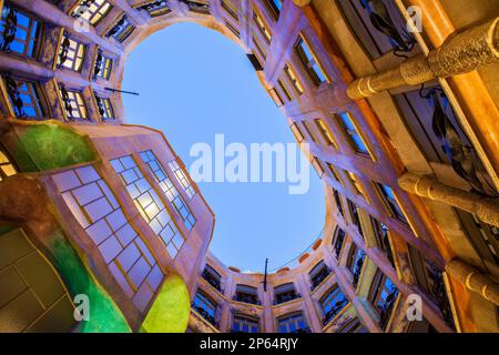 Blick auf Innenhof, La Pedrera und Casa Mila, Barcelona, Katalonien, Spanien Stockfoto