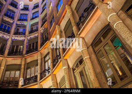 Blick auf Innenhof, La Pedrera und Casa Mila, Barcelona, Katalonien, Spanien Stockfoto