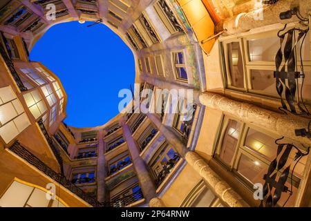 Blick auf Innenhof, La Pedrera und Casa Mila, Barcelona, Katalonien, Spanien Stockfoto