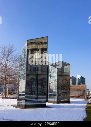 Cleveland, Ohio, USA - 24. Januar 2023: An einem kalten Wintertag reflektieren Bauwerke in einem Stadtpark in der Innenstadt von Cleveland. Stockfoto