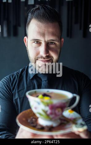 Marc Álvarez zeigt einen Cocktail namens 'Limon de olla' (Pot Lemon), Head Barkeeper of 41° Experience, Cocktailbar, Avinguda del Paraŀlel, 164, Barcelona, Stockfoto