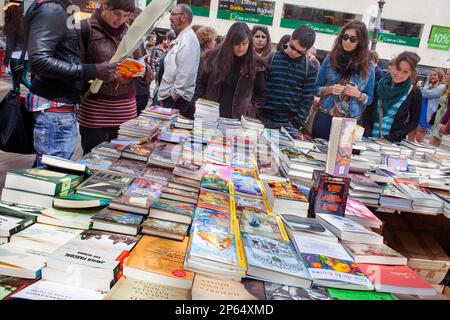 Buch-Stall in der La Rambla, Sant Jordis Tag (23. April), Barcelona, Katalonien, Spanien Stockfoto