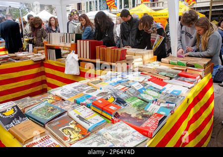 Buch-Stall in der La Rambla, Sant Jordis Tag (23. April), Barcelona, Katalonien, Spanien Stockfoto