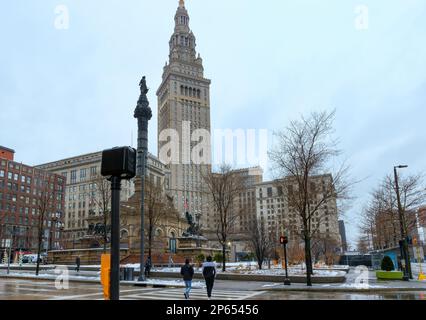 Cleveland, Ohio, USA - 25. Januar 2023: Nur wenige Besucher an diesem kalten Wintertag in der Innenstadt in der Nähe der Veterans' Memorial Plaza. Stockfoto