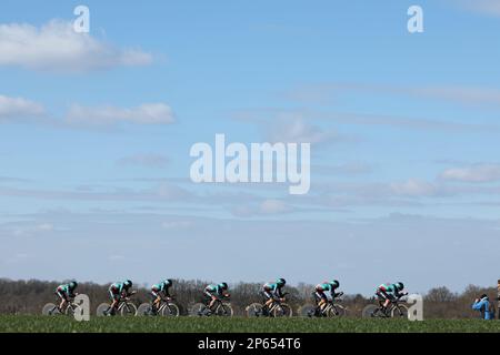 Bora-Hansgrohe-Fahrer in Aktion während der dritten Etappe des Achttägigen Radrennens Paris-Nizza 81., einem 32,2 km langen Team-Time-Test mit Start und Ende in Dampierre-en-Burly, Frankreich, Dienstag, 07. März 2023. BELGA FOTO DAVID PINTENS Stockfoto