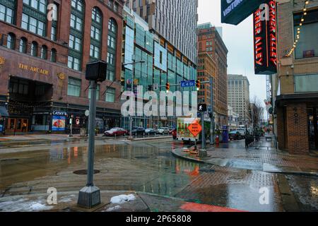 Cleveland, Ohio, USA - 25. Januar 2023: Nasses Schneewetter in der Innenstadt, in der nur wenige Menschen im Freien sind. Stockfoto