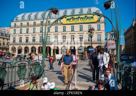 Paris, Frankreich, Menschenmassen, Touristen am Eingang der Vintage Pariser U-Bahn-Station, Palais Royale, Louvre Antiques Market Building hinten, Straßenschilder, Metro paris, paris Metro Art Nouveau Stockfoto