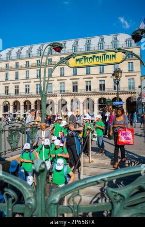 Paris, Frankreich, große Menschenmassen, Touristen am Eingang der U-Bahn-Station Vintage Paris, Palais Royale, Louvre Antiquitätenmarkt im hinteren Teil, Straßenszene, Metro paris Sommer, paris Metro Schilder Stockfoto