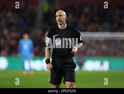 6. März 2023; GTECH Community Stadium, Brentford, London, England; Premier League Football, Brentford gegen Fulham; Schiedsrichter Anthony Taylor Stockfoto