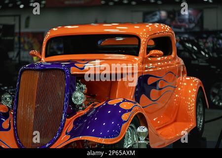 DETROIT, MI/USA - 24. Februar 2023: Nahaufnahme eines 1933/34 Ford Hot Rods mit speziell lackierten Flammen bei Detroit AutoRama. Stockfoto