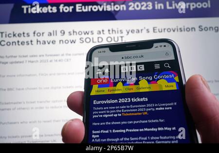 Eine Ansicht des A-Telefonbildschirms mit einer Seite für Tickets für den Eurovision Song Contest und einer Seite auf der Eurovision-Website auf einem Laptop-Bildschirm, die diejenigen, die Tickets kaufen möchten, darüber informiert, dass alle neun Shows ausverkauft sind. Die Tickets für das große Finale des Eurovision Song Contest sind in etwas mehr als einer halben Stunde ausverkauft. Die Fans hatten technische Probleme, da die Ticketmaster-Website mit der Anzahl der Leute zu kämpfen hatte, die Tickets für die neun verschiedenen Live-Shows am Dienstag kaufen wollten. Ausgabedatum: Dienstag, 7. März 2023. Stockfoto
