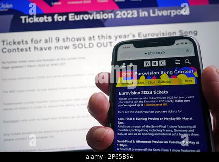 Eine Ansicht des A-Telefonbildschirms mit einer Seite für Tickets für den Eurovision Song Contest und einer Seite auf der Eurovision-Website auf einem Laptop-Bildschirm, die diejenigen, die Tickets kaufen möchten, darüber informiert, dass alle neun Shows ausverkauft sind. Die Tickets für das große Finale des Eurovision Song Contest sind in etwas mehr als einer halben Stunde ausverkauft. Die Fans hatten technische Probleme, da die Ticketmaster-Website mit der Anzahl der Leute zu kämpfen hatte, die Tickets für die neun verschiedenen Live-Shows am Dienstag kaufen wollten. Ausgabedatum: Dienstag, 7. März 2023. Stockfoto