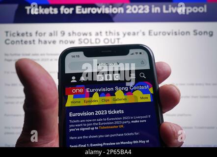 Eine Ansicht des A-Telefonbildschirms mit einer Seite für Tickets für den Eurovision Song Contest und einer Seite auf der Eurovision-Website auf einem Laptop-Bildschirm, die diejenigen, die Tickets kaufen möchten, darüber informiert, dass alle neun Shows ausverkauft sind. Die Tickets für das große Finale des Eurovision Song Contest sind in etwas mehr als einer halben Stunde ausverkauft. Die Fans hatten technische Probleme, da die Ticketmaster-Website mit der Anzahl der Leute zu kämpfen hatte, die Tickets für die neun verschiedenen Live-Shows am Dienstag kaufen wollten. Ausgabedatum: Dienstag, 7. März 2023. Stockfoto