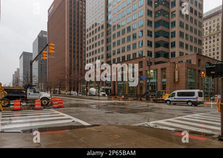 Cleveland, Ohio, USA - 25. Januar 2023: Nasses Schneewetter hält die Bauarbeiten in der Innenstadt nicht auf. Stockfoto