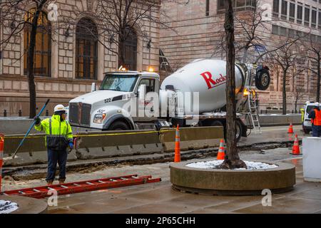 Cleveland, Ohio, USA - 25. Januar 2023: Nasses Schneewetter hält die Bauarbeiten in der Innenstadt nicht auf. Stockfoto