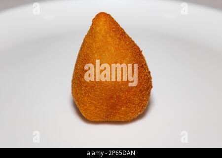 Traditioneller Coxinha mit Huhn. Typischer brasilianischer Snack Stockfoto