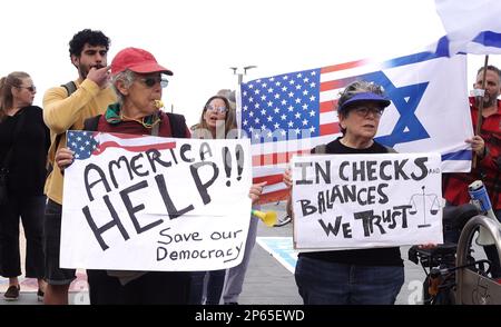 TEL AVIV, ISRAEL - MÄRZ 7: Demonstranten halten Zeichen während einer Demonstration von zwei amerikanisch-israelischen Bürgern, die die US-Regierung aufforderten, sich vor der US-Botschaft am 7. März 2023 in Tel Aviv, Israel, gegen die Justizreform Israels zu stellen. Kredit: Eddie Gerald/Alamy Live News Stockfoto