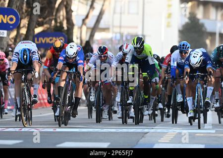 Niederländischer Fabio Jakobsen von Soudal Quick-Step, belgischer Jasper Philipsen von Alpecin-Deceuninck und kolumbianischer Fernando Gaviria von Movistar Team Sprint bis zum Ende der zweiten Etappe des Radrennens Tirreno-Adriatico von Camaiore nach Follonica, Italien (209 km), Dienstag, 07. März 2023. BELGA FOTO DIRK WAEM Stockfoto