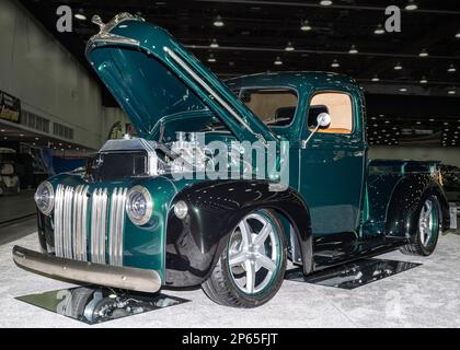 DETROIT, MI/USA - 24. Februar 2023: Eine 1942 Ford Pickup Truck Interpretation bei Detroit AutoRama. Stockfoto
