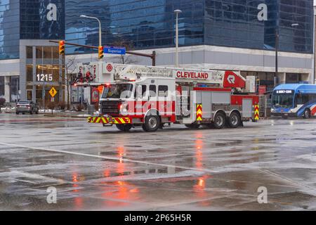 Cleveland, Ohio, USA - 25. Januar 2023: Ein Feuerwehrauto überquert eine Kreuzung auf Notruf im Stadtzentrum. Stockfoto