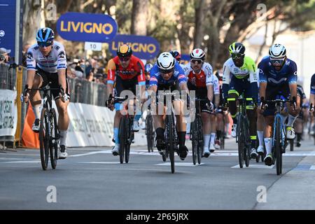 Niederländischer Fabio Jakobsen von Soudal Quick-Step, belgischer Jasper Philipsen von Alpecin-Deceuninck und kolumbianischer Fernando Gaviria von Movistar Team Sprint bis zum Ende der zweiten Etappe des Radrennens Tirreno-Adriatico von Camaiore nach Follonica, Italien (209 km), Dienstag, 07. März 2023. BELGA FOTO DIRK WAEM Stockfoto