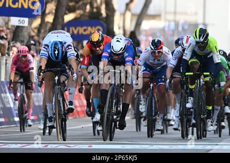 Niederländischer Fabio Jakobsen von Soudal Quick-Step, belgischer Jasper Philipsen von Alpecin-Deceuninck und Eritrean Biniam Girmay Hailu von Intermarche-Circus-Wanty Sprint bis zum Ende der zweiten Etappe des Radrennens Tirreno-Adriatico, von Camaiore nach Follonica, Italien (209 km), Dienstag, 07. März 2023. BELGA FOTO DIRK WAEM Stockfoto