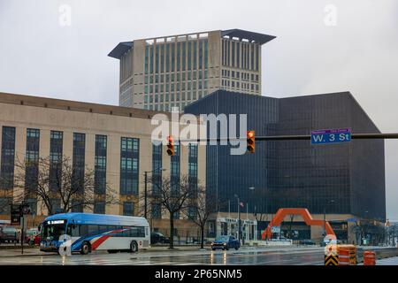 Cleveland, Ohio, USA - 25. Januar 2023: Ein Abschnitt des Downtwon Cleveland mit sehr wenig Verkehr ist auf der Straße zu sehen. Stockfoto