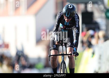 Der französische Romain Bardet von Team DSM überquert die Ziellinie der dritten Etappe des Achttägigen Radrennens Paris-Nizza 81., einem 32,2 km langen Team-Time-Test mit Start und Ende in Dampierre-en-Burly, Frankreich, Dienstag, 07. März 2023. BELGA FOTO DAVID PINTENS Stockfoto