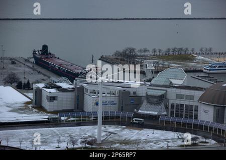 Cleveland, Ohio, USA - 25. Januar 2023: Blick durch das Fenster des Hilton Hotels im 23. Stock auf Clevelands Uferpromenade. Stockfoto