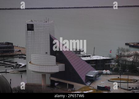 Cleveland, Ohio, USA - 25. Januar 2023: Blick durch das Fenster des Hilton Hotels im 23. Stock auf Clevelands Uferpromenade. Stockfoto