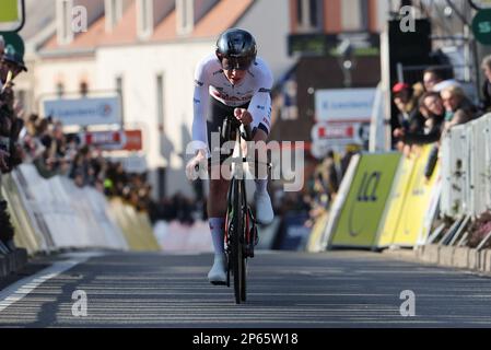 Der slowenische Tadej Pogacar von Team Emirates der Vereinigten Arabischen Emirate veranstaltet die dritte Etappe der 81. Ausgabe des Achttägigen Radrennen Paris-Nizza, einem 32,2 km langen Team-Time-Test mit Start und Ende in Dampierre-en-Burly, Frankreich, Dienstag, den 07. März 2023. BELGA FOTO DAVID PINTENS Stockfoto