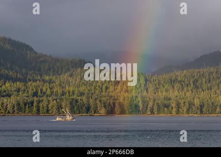 Kommerzielles Fischerboot mit Regenbogen in Behm Canal, Südost-Alaska, Vereinigte Staaten von Amerika, Nordamerika Stockfoto