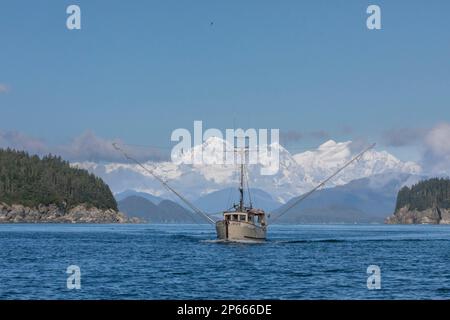 Kommerzielles Fischerboot im Inian Pass mit den Fairweather Mountains dahinter, Südost-Alaska, Vereinigte Staaten von Amerika, Nordamerika Stockfoto