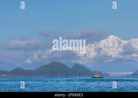 Kommerzielles Fischerboot im Inian Pass mit den Fairweather Mountains dahinter, Südost-Alaska, Vereinigte Staaten von Amerika, Nordamerika Stockfoto