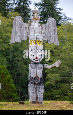 Kwakwaka'wakw Totempfähle auf dem Friedhof in Alert Bay, Cormorant Island, British Columba, Kanada, Nordamerika Stockfoto