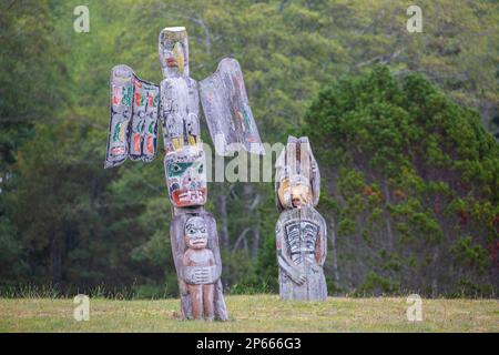 Kwakwaka'wakw Totempfähle auf dem Friedhof in Alert Bay, Cormorant Island, British Columba, Kanada, Nordamerika Stockfoto