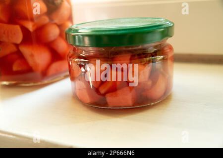 Eingelegter Knoblauch in einem kleinen Glas, Herbstbrühe Stockfoto