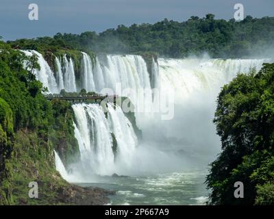 Ein Blick von der unteren Strecke an den Iguazu-Fällen, UNESCO-Weltkulturerbe, Provinz Misiones, Argentinien, Südamerika Stockfoto