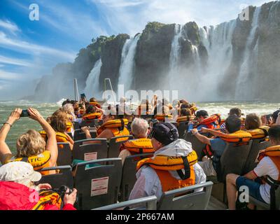 Ein Blick auf die Bootsfahrt von der unteren Strecke an den Iguazu-Wasserfällen, UNESCO-Weltkulturerbe, Provinz Misiones, Argentinien, Südamerika Stockfoto