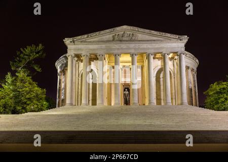 Das bei Nacht beleuchtete Thomas Jefferson Memorial im West Potomac Park, Washington, D.C., USA, Nordamerika Stockfoto