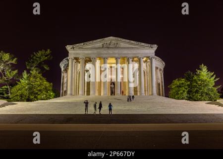 Das bei Nacht beleuchtete Thomas Jefferson Memorial im West Potomac Park, Washington, D.C., USA, Nordamerika Stockfoto