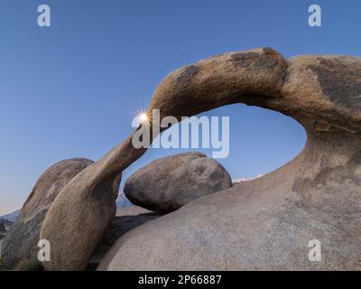 Ein natürlich entstandener Bogen bei Nacht in der Alabama Hills National Scenic Area, Eastern Sierra Nevadas, Kalifornien, USA Stockfoto