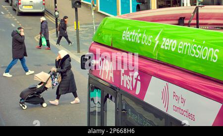 Glasgow, Schottland, Vereinigtes Königreich, 7. März 2023. UK Weather: Ein Bus auf der Hope Street, wir zeigen Ihnen glasgow, die am meisten verschmutzte Straße in der Stadt. Bei einem sonnigen Start waren die Einheimischen glücklicher, da die Straßen sich im Frühlingswetter füllten, bevor der Winter wieder zurückkehrte. Credit Gerard Ferry/Alamy Live News Stockfoto